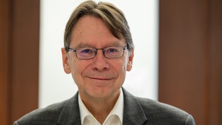 Professor Uwe Jun, Trierer Institut für Demokratie- und Parteienforschung | Uwe Jun: Darum sind viele Menschen vor der Wahl noch unentschlossen