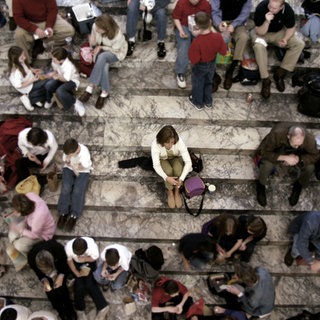Allein in der Stadt? Wer in Freiburg mit anderen ins Gespräch kommen möchte, der setzt sich zum Beispiel aufs Schwätzbänkle. Mehr Ideen unter EXIT EINSAMKEIT!