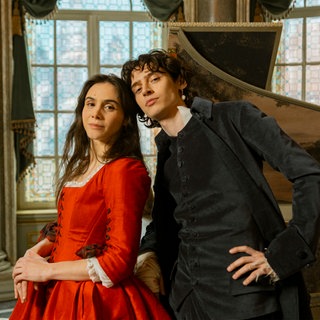 Mozart und seine Schwester lehnen lässig am Cemballo