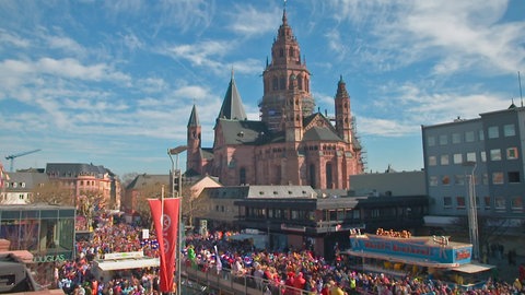 Rosenmontagszug vorm Mainzer Dom