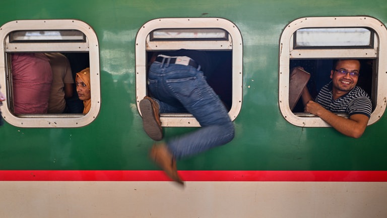 19. März: Wo ein Wille, da auch ... ein Fenster. Zumindest in Kamalapur, Indien sorgt das Ende des Fastenmonats Ramadan und das Fest des Fastenbrechens für einen wahren Ansturm auf die Züge. Alle Gläubigen wollen schnell noch nach Hause und da wird statt der Türe schonmal durchs Fenster zugestiegen.