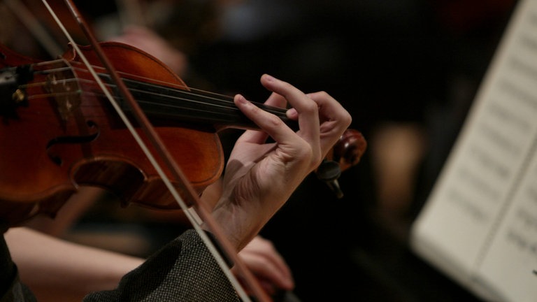 Jemand spielt auf einer Violine.