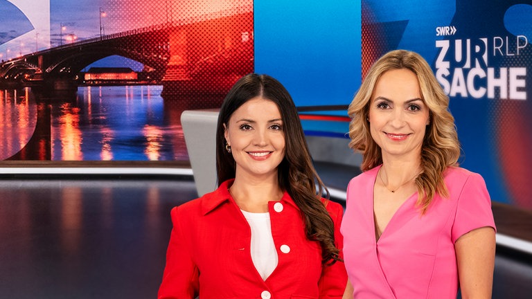 Die "Zur Sache Rheinland-Pfalz"-Moderatorinnen Britta Krane und Luisa Szabo im Studio