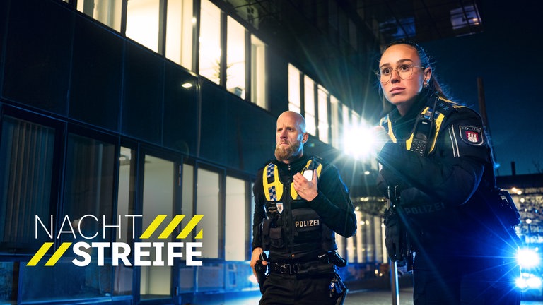 ARD Doku-Soap "Nachtstreife" Eine Polizistin und ein Polizist bei einem Einsatz in Hamburg