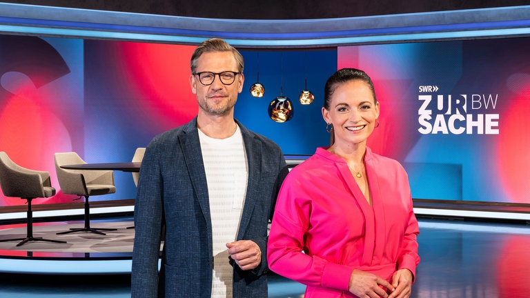 Die "Zur Sache Baden-Württemberg"-Moderatoren Alexandra Gondorf und Florian Weber im Studio