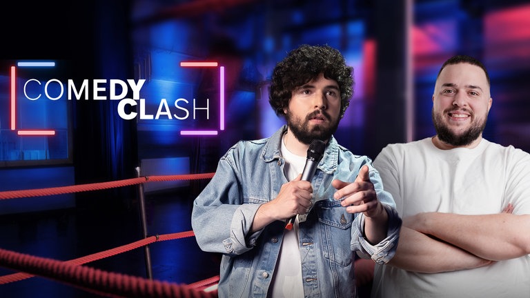 Comedy Clash, die neue Staffel, auf dem Bild sind zwei Comedians. Der eine hält ein Mikro in der Hand und der andere lacht mit verschänkten Armen in die Kamera.