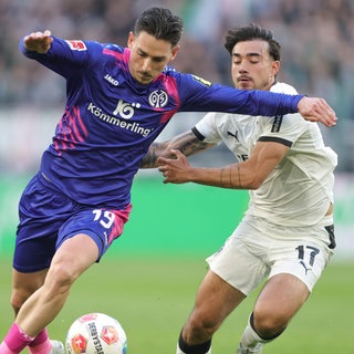 Mainzer Anthony Caci (l.) im Zweikampf mit Gladbachs Jens Castrop