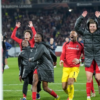 Freiburgs Spieler jubeln mit der Kurve