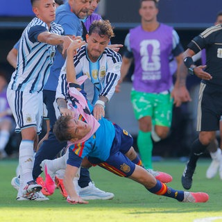 Leandro Paredes reißt Gavi zu Boden