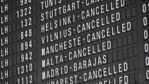 Am Frankfurter Flughafen zeigt eine Anzeigetafel gestrichene Flüge.