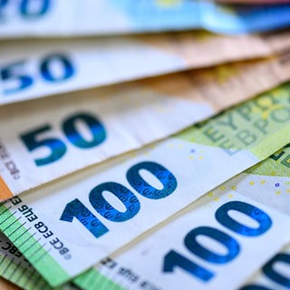 Geldscheine liegen auf einem Tisch.