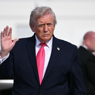 Vertriebene kehren mit Autos in ihre Dörfer zurück.