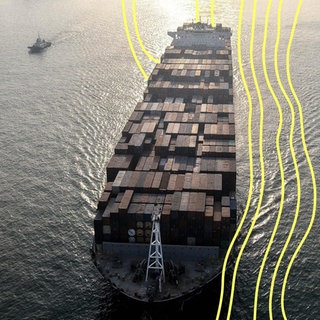 Ein Containerschiff fährt durch den Hafen von Qingdao in der Provinz Shandong.