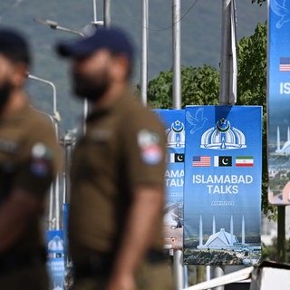 Mehrere Poster in Islamabad mit dem Schriftzug "Islamabad Talks"