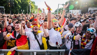 Fußballfans beim Public-Viewung am Brandenburger Tor in Berlin. (Archivbild: 05.07.2024)