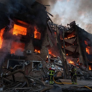 Ein Gebäude in der Ukraine steht nach einem russischen Angriff in Flammen.