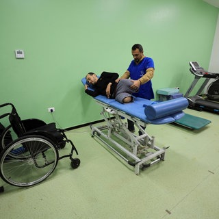 Ein Mann, dem die Beine amputiert wurden, macht Reha in einer Klinik in Gaza.