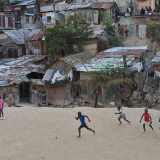 Kinder spielen Fußball in Haiti.