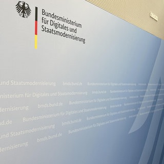 Ein Aufsteller mit dem Logo des Bundesdigitalministeriums (Archivbild). 