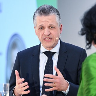 Thorsten Frei spricht vor einem Forum in der IHK in Stuttgart