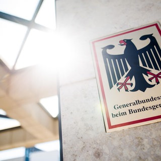 Einsatzkräfte der Polizei durchsuchen den Forst in der Nähe des Bereichs des Tiergartens, wo ein Fahrzeug einen Baum gerammt hatte. 