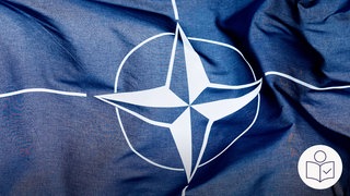Die Flagge der NATO. Darauf ist das Logo von der NATO in weiß auf blauem Hintergrund. Rechts das SWR Logo für Leichte Sprache.