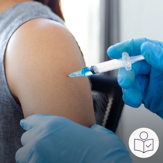 Jemand gibt einer Frau eine Spritze in den Oberarm. Man sieht zwei Hände in Handschuhen mit der Spritze. Und die Schulter der Frau. Rechts das SWR Logo für Leichte Sprache.