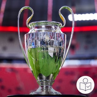 Der silberne Pokal von der Champions League. Rechts das SWR Logo für Leichte Sprache.