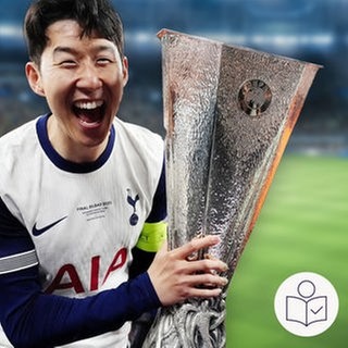 Ein Spieler mit dem Pokal der Europa League. Der Spieler ist Son Heung-Min von Tottenham Hotspur.  Rechts das SWR Logo für Leichte Sprache.