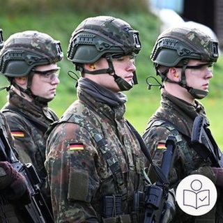 Junge Männer in Uniform mit Helm und Gewehr. Die Männer machen Wehrdienst bei der Bundeswehr. Rechts das SWR Logo für Leichte Sprache.