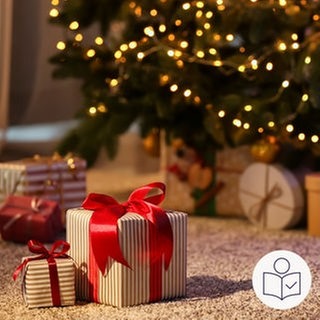 Ein großes und ein kleines Geschenk stehen auf einem Teppich. Die Geschenke haben rote Schleifen. Im Hintergrund ist ein Weihnachts·baum. Der Weihnachts·baum ist geschmückt und hat einer Lichter·kette. Unter dem Weihnachts·baum liegen mehr Geschenke. Rechts das SWR Logo für Leichte Sprache.