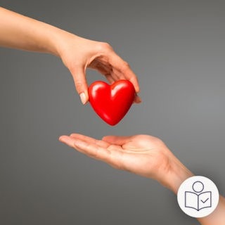Eine Hand legt ein rotes Herz in eine andere Hand. Das Herz ist ein Symbol für eine Organ·spende. Rechts unten das SWR-Logo für Leichte Sprache. 