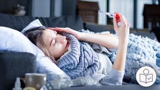 Eine Frau liegt auf dem Sofa. Die Frau hat einen dicken Schal an. Die Frau hat ein Fieber·thermometer in der Hand. Die Frau ist krank. Rechts das SWR Logo für Leichte Sprache.