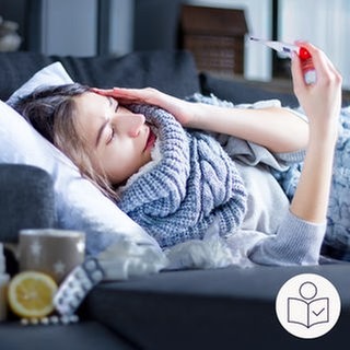 Eine Frau liegt auf dem Sofa. Die Frau hat einen dicken Schal an. Die Frau hat ein Fieber·thermometer in der Hand. Die Frau ist krank. Rechts das SWR Logo für Leichte Sprache.