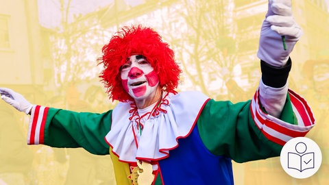 Ein Clown mit roter Perrücke. Der Mann breitet die Arme aus. Rechts das SWR Logo für Leichte Sprache.