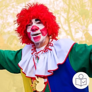 Ein Clown mit roter Perrücke. Der Mann breitet die Arme aus. Rechts das SWR Logo für Leichte Sprache.
