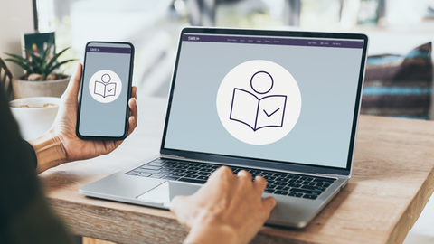 Ein Laptop steht auf einem Tisch. Auf dem Bildschirm ist das SWR Logo für Leichte Sprache. Links hält eine Hand ein Handy. Auf dem Handy·bildschirm ist das SWR Logo für Leichte Sprache.