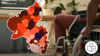 Im Vordergrund eine Land·karte von Rheinland-Pfalz. Rechts im Hinter·grund sitzt ein Mensch im Roll·stuhl. Dazu das SWR Logo für Leichte Sprache.