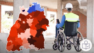 Ein Mann mit Sicherheits·helm ist auf einer Baustelle. Der Mann sitzt im Roll·stuhl. Links auf dem Bild die Land·karte von Baden-Württemberg.