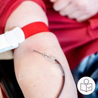 Blut·spende bedeutet: Freiwillig Blut abgeben. Das gespendete Blut bekommen kranke oder verletzte Menschen. Auf dem Bild sieht man einen Arm, von dem Blut abgenommen wird. Rechts das SWR Logo für Leichte Sprache. 