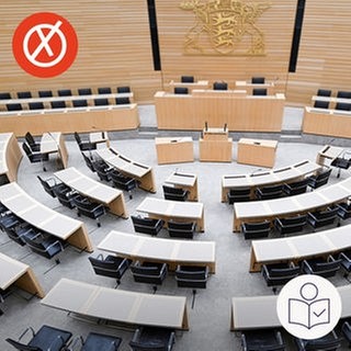 Der Sitzungs·saal des Land·tags von Baden-Württemberg. Man sieht leere Stühle in einem Halb·kreis. An der Wand das Wappen von Baden-Württemberg. Links oben ein weißes Kreuz auf rotem Hintergrund. Rechts unten das SWR-Logo für Leichte Sprache. 