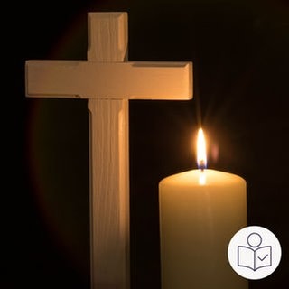 Ein Kreuz aus Holz. Daneben eine brennende Kerze vor einem dunklen Hintergrund. Rechts das SWR Logo für Leichte Sprache. Warum ist Kar·freitag ein stiller Feier·tag?