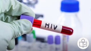 Eine Hand in einem Gummi·handschuh hält ein Reagenz·glas. In dem Reagenz·glas ist Blut von einem Menschen mit dem Virus HIV. Auf dem Reagenz·glas steht HIV. Rechts das SWR Logo für Leichte Sprache. 