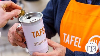 eine Person wirft 2 Euro in eine Spenden·dose. Eine andere Person hält die Dose. Auf der Schürze von der Person steht "Tafel". Man sieht nur die Hände der Personen. Rechts das SWR Logo für Leichte Sprache. 