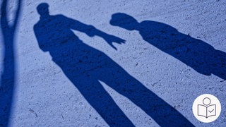 Die Schatten von 2 Personen: Ein Kind und ein Erwachsener. Der Erwachsene streckt die Hand nach dem Kind aus. Rechts das SWR Logo für Leichte Sprache.