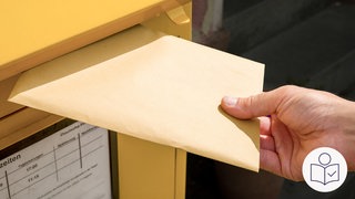 Eine Hand wirft einen Brief in einen gelben Brief·kasten. Rechts das SWR Logo für Leichte Sprache.