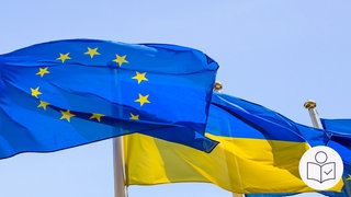 Zwei Flaggen vor blauem Himmel. Im Vordergrund die blaue Flagge der EU. Im Hintergrund die blau-gelbe Flagge der Ukraine. Rechts das SWR Logo für Leichte Sprache.