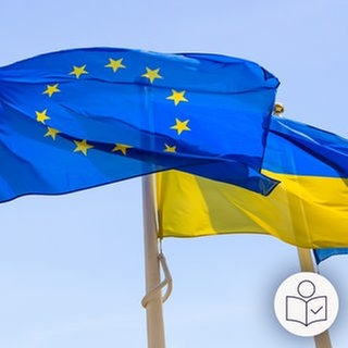 Zwei Flaggen vor blauem Himmel. Im Vordergrund die blaue Flagge der EU. Im Hintergrund die blau-gelbe Flagge der Ukraine. Rechts das SWR Logo für Leichte Sprache.