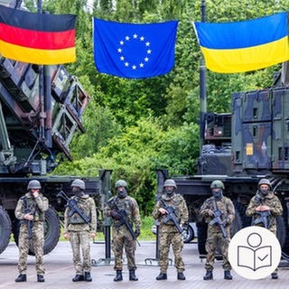 Deutsche und ukrainische Soldaten bei einer Ausbildungs·mission am Flug·abwehr·system "Patriot" auf einem deutschen Truppen·übungs·platz. Über ihnen die Flaggen von der EU, Deutschland und der Ukraine. Rechts das SWR Logo für Leichte Sprache.    