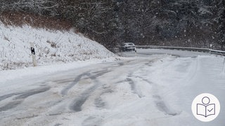 Eine schnee·bedeckte Straße. Am Ende sieht man ein wegfahrendes Auto. Rechts das SWR Logo für Leichte Sprache.